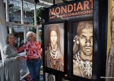 Claire van Huijgevoort (links) met Leanne van Doleweerd van MONDiART.  De wanddeco leverancier showde o.a. de nieuwe Stylist Choice kids collectie (niet te zien op deze foto).